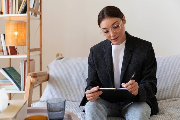 心理学者のオフィスでの家族療法