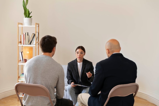 Foto gratuita terapia familiare nello studio dello psicologo