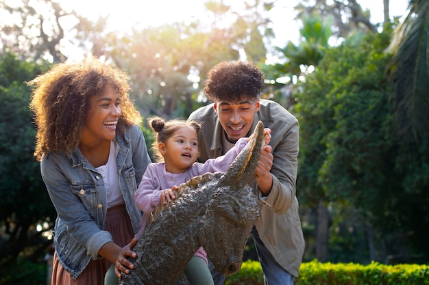 Foto gratuita famiglia di tre persone che trascorrono del tempo insieme all'aperto il giorno del padre