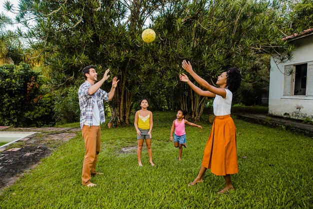 家族投げるボール