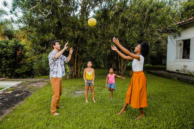 Семья бросает мяч