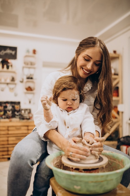 Famiglia insieme che produce in un corso di ceramica