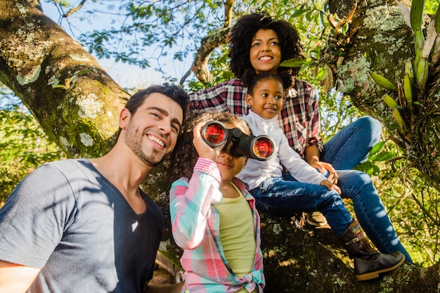 Free photo family at a tree with binoculars