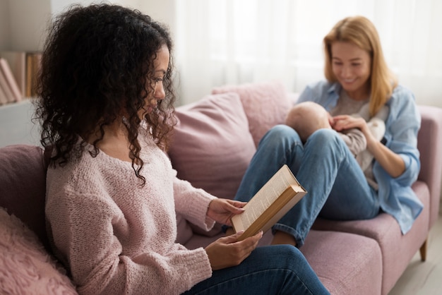 Famiglia di due mamme che hanno un bambino