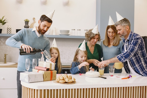 Семья и две дочери празднуют день рождения бабушки Люди собираются выпить