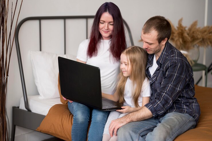 Free Photo family using laptop