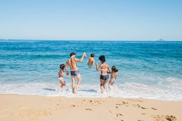 Семья в отпуске на пляже