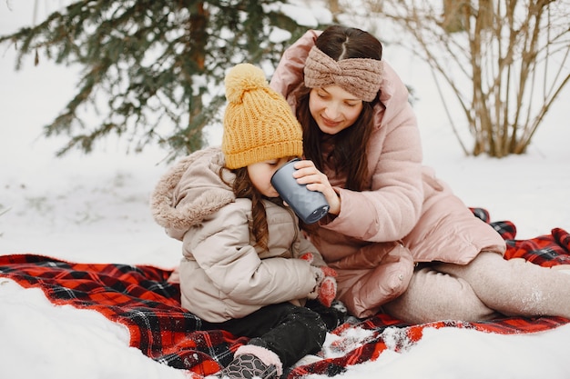 Foto gratuita famiglia in vacanza nel bosco innevato