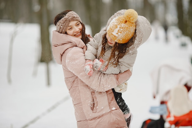 Foto gratuita famiglia in vacanza nel bosco innevato