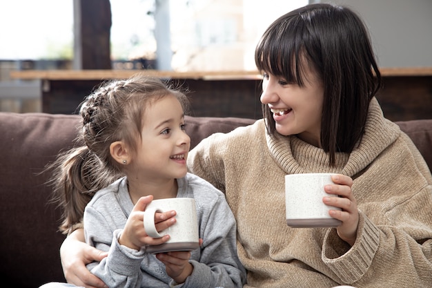 家族の価値観と質の高い時間。子供の友情と幸せな家族の時間の概念。