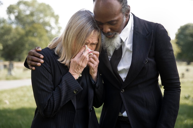Free Photo family visiting grave of loved one