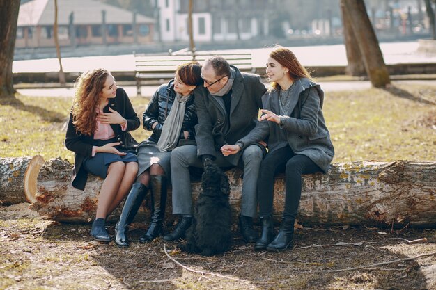 Foto gratuita famiglia su una passeggiata