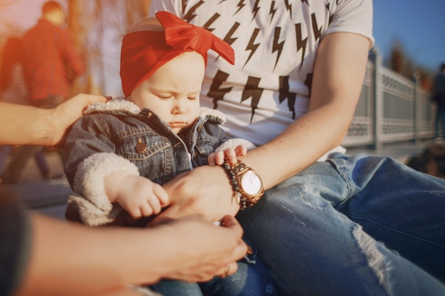 Foto gratuita famiglia su una passeggiata