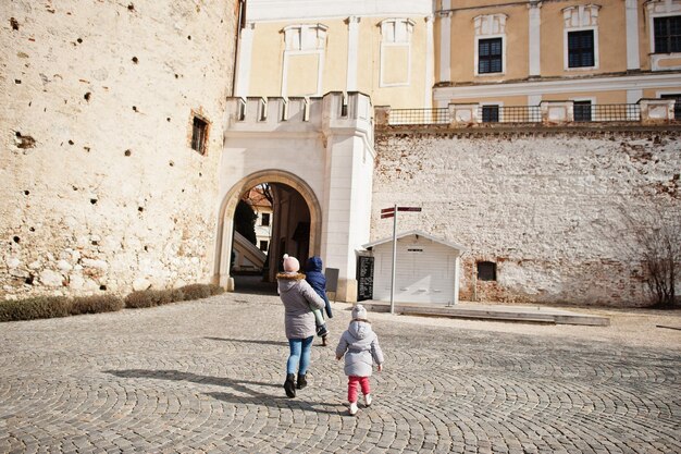 Famiglia che cammina allo storico castello di mikulov moravia repubblica ceca vecchia città europea