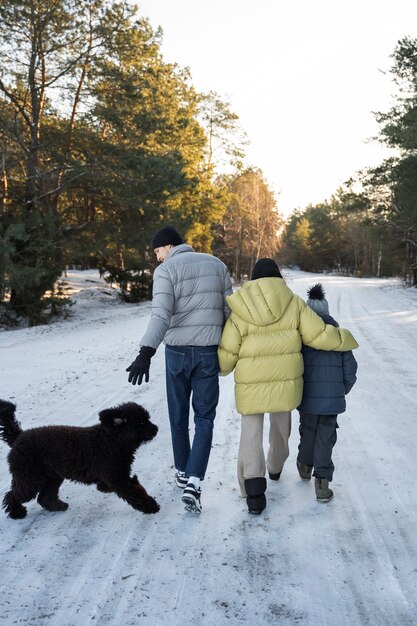 Семья гуляет вместе на природе