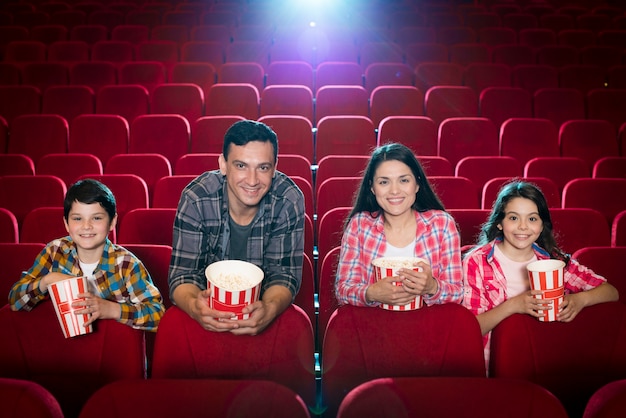 映画館で映画を見ている家族