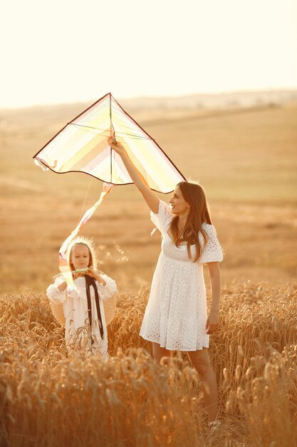 Семья в пшеничном поле. Женщина в белом платье. Маленький ребенок с воздушным змеем.