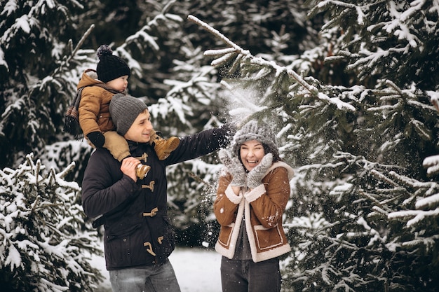 Foto gratuita famiglia in una foresta invernale