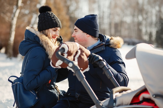 Foto gratuita famiglia in un parco invernale