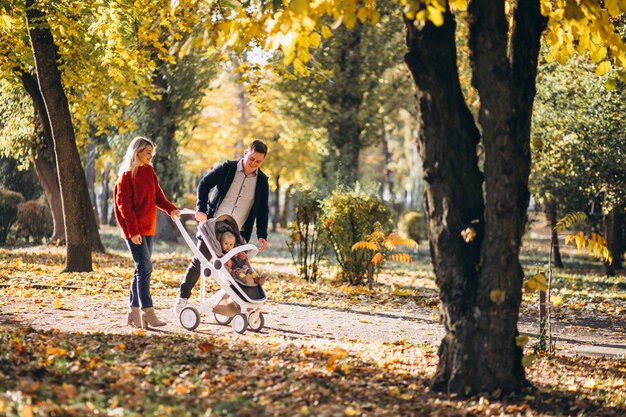 秋の公園を歩いてベビーカーで赤ちゃん娘と家族