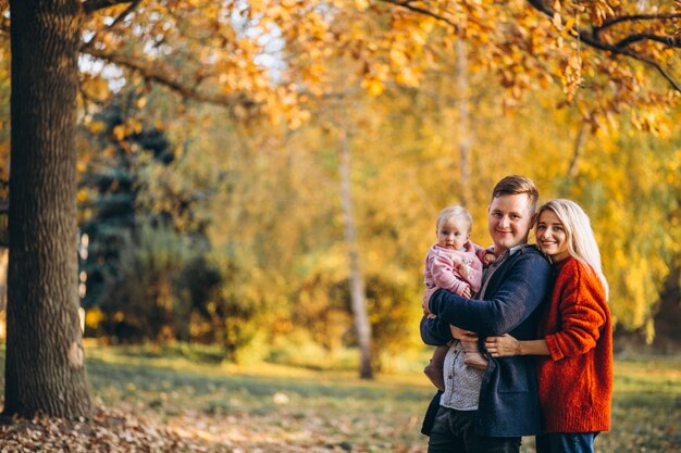 秋の公園を歩いて赤ちゃんの娘と家族