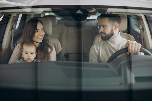 Семья с девушкой bbay выбирает машину в салоне автомобиля