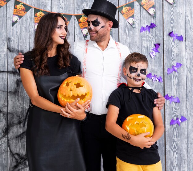 Семья с резными тыквами на Хэллоуин