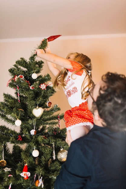 Famiglia con albero di natale