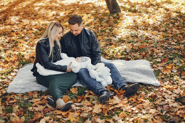 Famiglia con la figlia in un parco in autunno