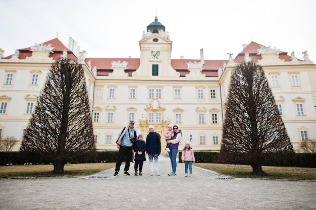 무료 사진 valtice castle czech republic에서 4명의 자녀를 둔 가족