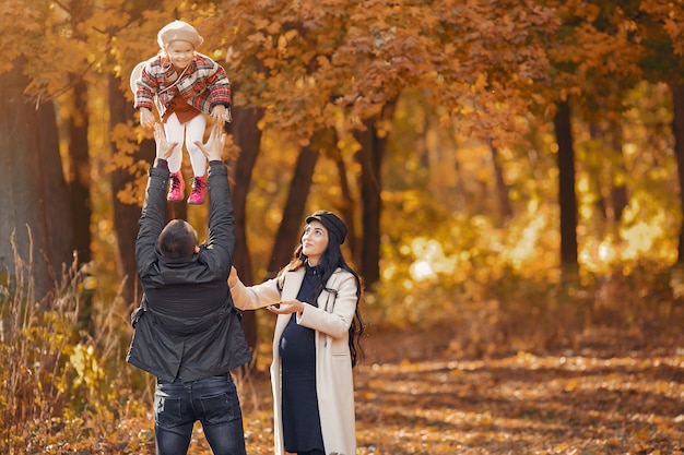 Семья с маленькой дочкой в осеннем парке