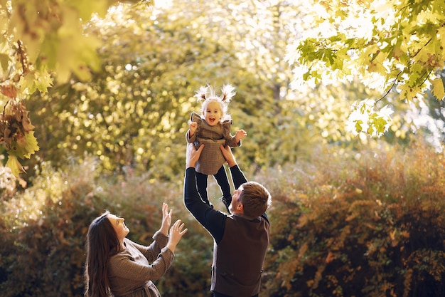 Foto gratuita famiglia con la piccola figlia in un parco di autunno