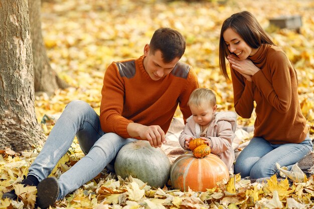 秋の公園で小さな娘と家族