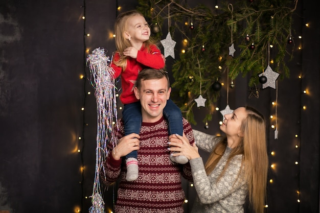 Foto gratuita famiglia con la piccola figlia che celebra il nuovo anno