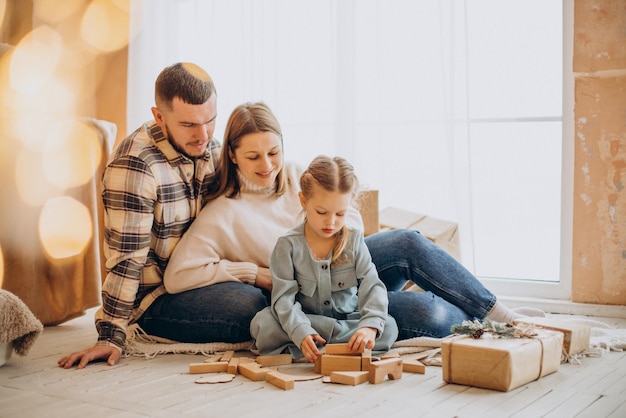 Famiglia con la piccola figlia insieme a natale