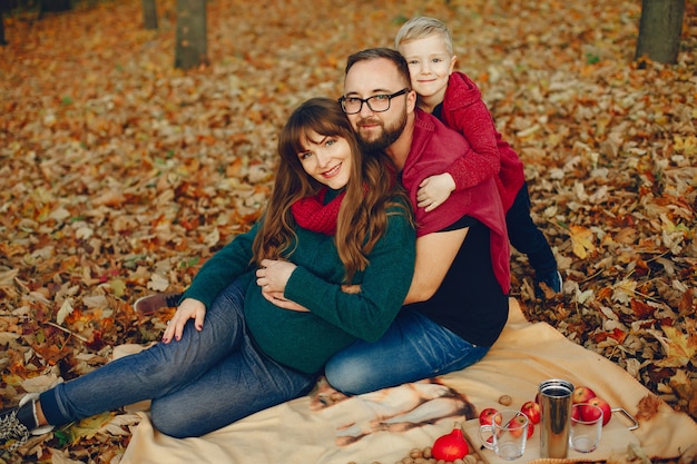 秋の公園で幼い息子を持つ家族