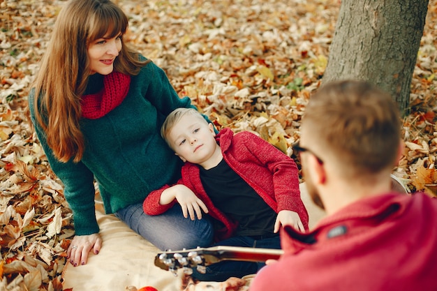 Famiglia con figlio piccolo in un parco d'autunno