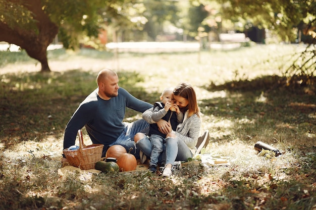 Famiglia con figlio piccolo in un parco in autunno