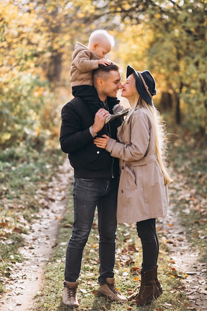 Famiglia con un figlio piccolo nel parco d'autunno