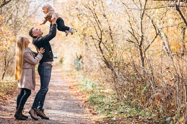 Famiglia con un figlio piccolo nel parco d'autunno