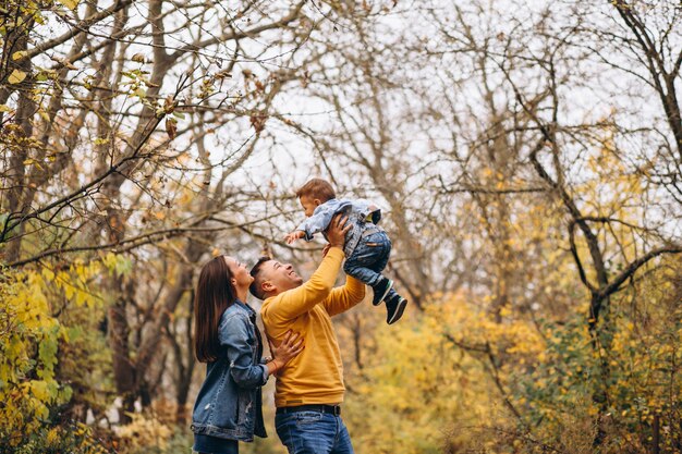 Семья с маленьким сыном в осеннем парке