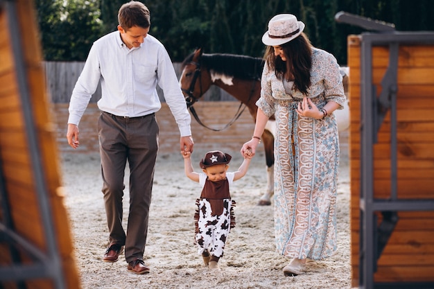 Семья с маленьким сыном на ранчо