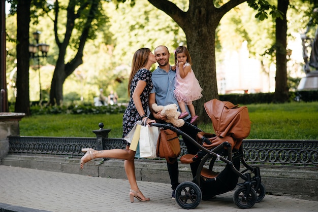 Foto gratuita famiglia con shopping bag in una città