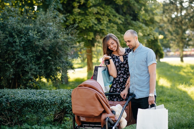 Famiglia con shopping bag in una città