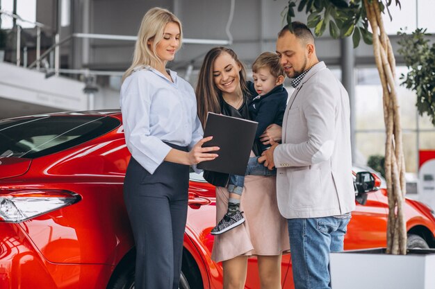 車のショールームで車を選ぶの息子と家族