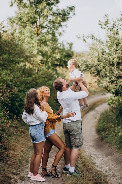 Famiglia con figlio e figlia insieme nel parco