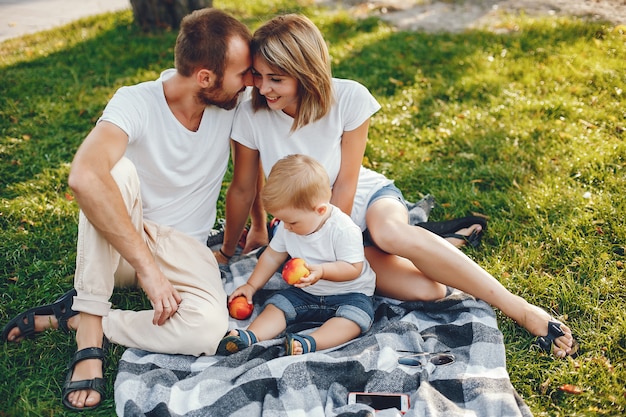 Famiglia con il figlio che gioca in un parco estivo