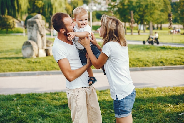 Famiglia con il figlio che gioca in un parco estivo