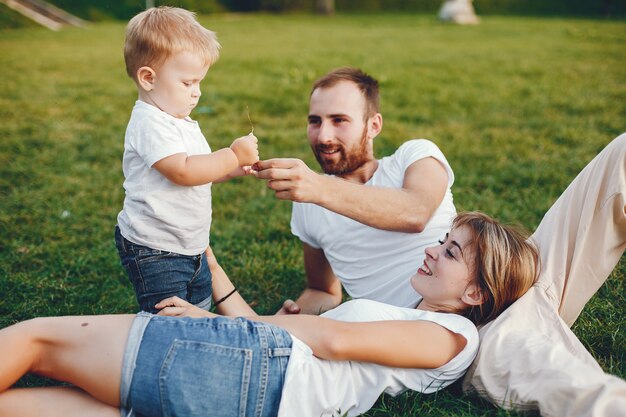 Семья с сыном, играя в парке летом