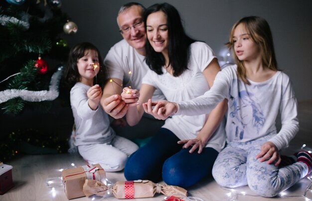 Family with sparkling lights